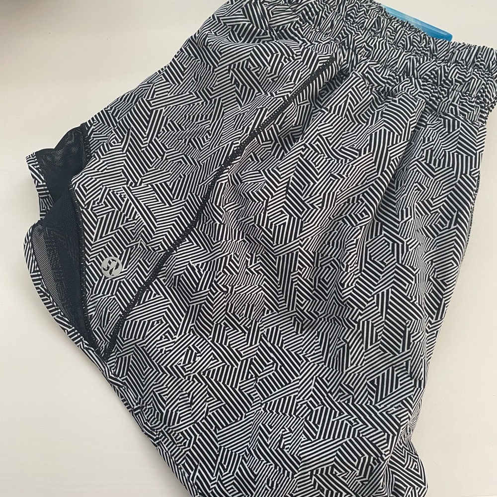 Lululemon hotty hot 4”